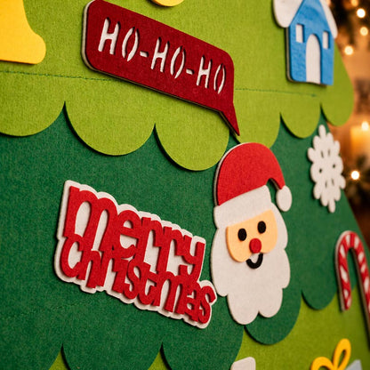 フェルトのクリスマスツリーとオーナメント
